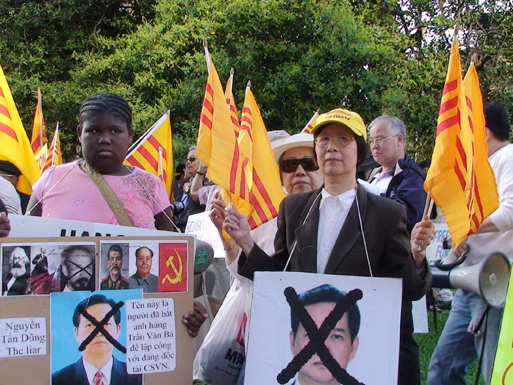 biểu tình chống thái thú Nguyễn tấn Dũng 04/2010