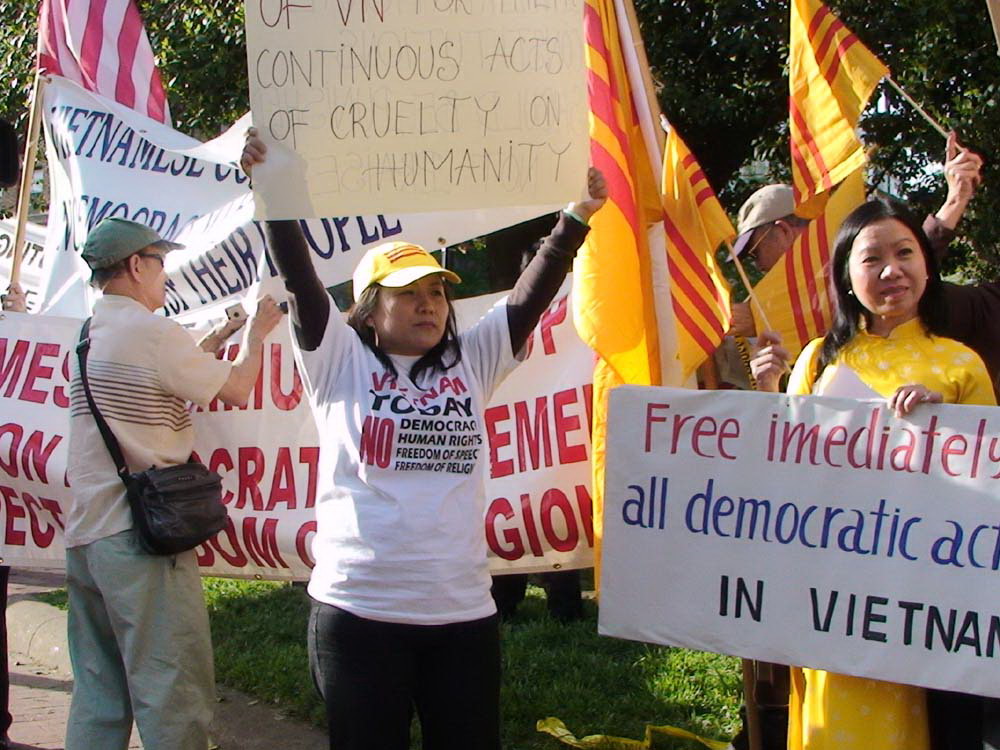 biểu tình chống thái thú Nguyễn tấn Dũng 04/2010-2