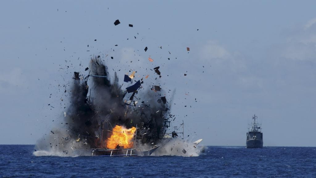 Indonesia phá hủy một tàu cá Trung Quốc hoạt động bất hợp pháp tại ngoài khơi Bitung, Bắc Sulawesi. Ảnh được công bố ngày 20/05/2015. REUTERS/Fiqman Sunandar/Antara Foto , jakarta, natuna islands