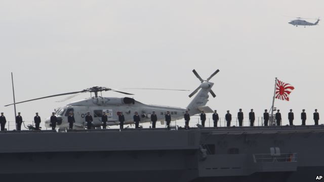 Các thành viên của Lực lượng Tự vệ Hải quân Nhật Bản đứng trên boong tàu khu trục "Izumo" trong buổi duyệt binh trên biển diễn ra tại vịnh Sagami, ngày 15/10/2015