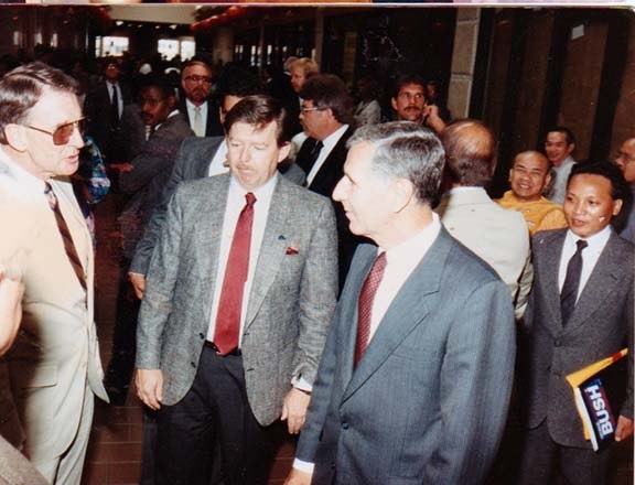 Ngô Kỷ bên cạnh Thống Đốc George Deukmejian trong buổi Lễ Công Nhận Danh Xưng Little Saigon 17/6/1988