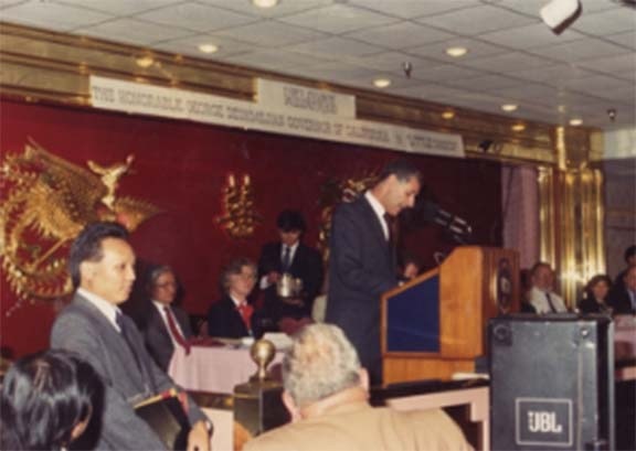 Ngô Kỷ bên cạnh Thống Đốc George Deukmejian trong buổi Lễ Công Nhận Danh Xưng Little Saigon 17/6/1988