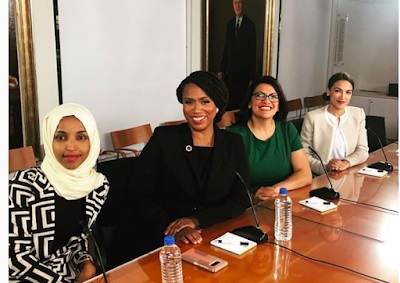 the squad,Ilhan Omar của Michigan Hồi giáo gốc Somalia, bà  Ayanna Pressley của Massachusetts, bà Rashida Tlaib của Michigan Hồi giáo gốc Palestine, và bà Ocasio-Cortez của New York 