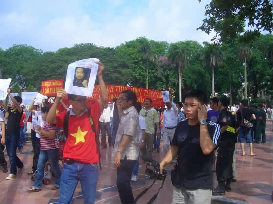 biểu tình ngày 12062011