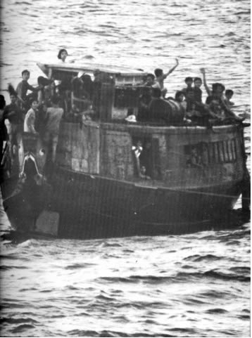 Chíếc ghe chở 262 thuyền nhân, được chiến hạm Hoa Kỳ cứu gần Thái Lan, 1980.