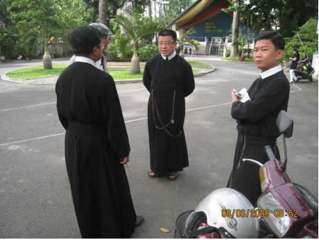 Hình linh mục Lê Quang Uy