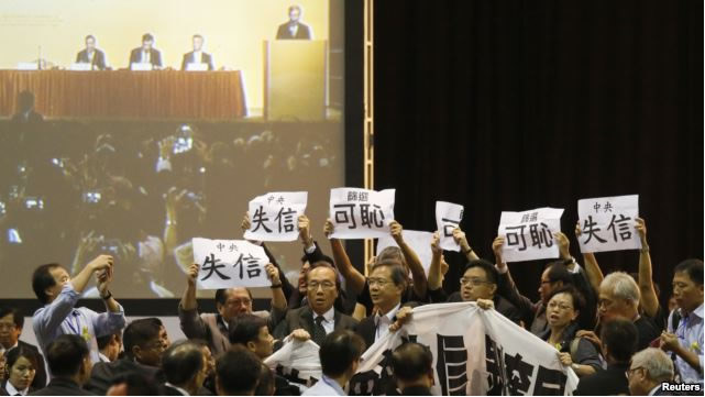 Phó Tổng thư ký Ủy ban Thường vụ Quốc hội Trung Quốc Lý Phi bị các nhà lập pháp thuộc phe dân chủ Hồng Kông cùng với những nhân vật tranh đấu thuộc Phong trào Chiếm Trung (OC) la ó phản đối trong lúc đọc diễn văn tại Viện Lập pháp Hồng Kông, ngày 1/9/2014