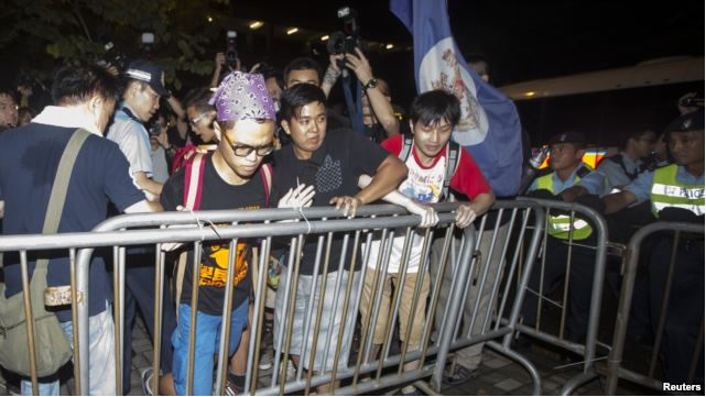 Người biểu tình thuộc phong trào chiếm lĩnh trung tâm đối đầu với cảnh sát Hong Kong