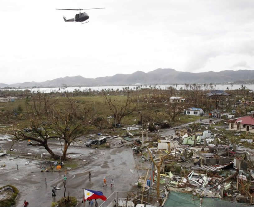 haiyan tacloban, an UH1b aids to victim the storms haiyan