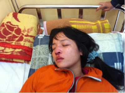 lê hồng anh, Một số giáo dân bị chặn đánh nguội trên đường về. Trong ảnh là cô Anna Hoàng Thị Sinh, thuộc giáo xứ Từ Châu, HN, bị đánh chảy máu mũi. 