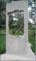 Bia Tưởng Niệm Thuyền Nhân thiết lập tháng 3, 2005 tại Pulau Galang, nhưng đã bị đập