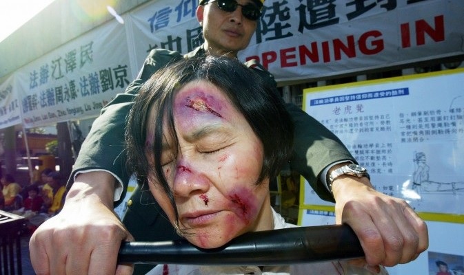 epoch times, Reconstitution d’une scène de torture d’une pratiquante de Falun Gong en Chine (Mike Clarke/AFP/Getty Images)