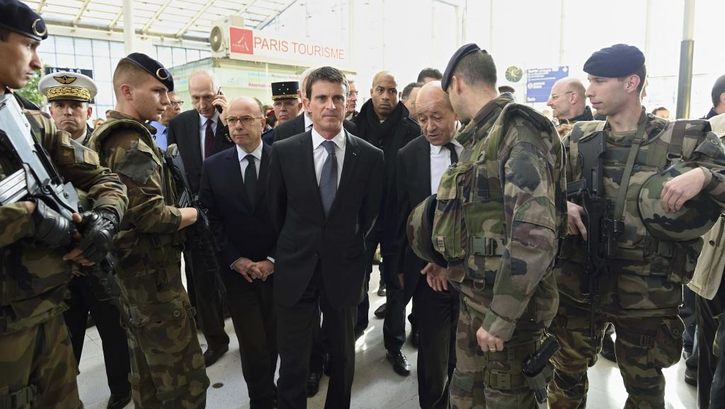 Thủ tướng Pháp Manuel Valls (G) gặp các quân nhân đi tuần tra ở Gare du Nord, Paris, ngày 15/11/2015 REUTERS, Isis khủng bố ở paris ngày 13-11-2015