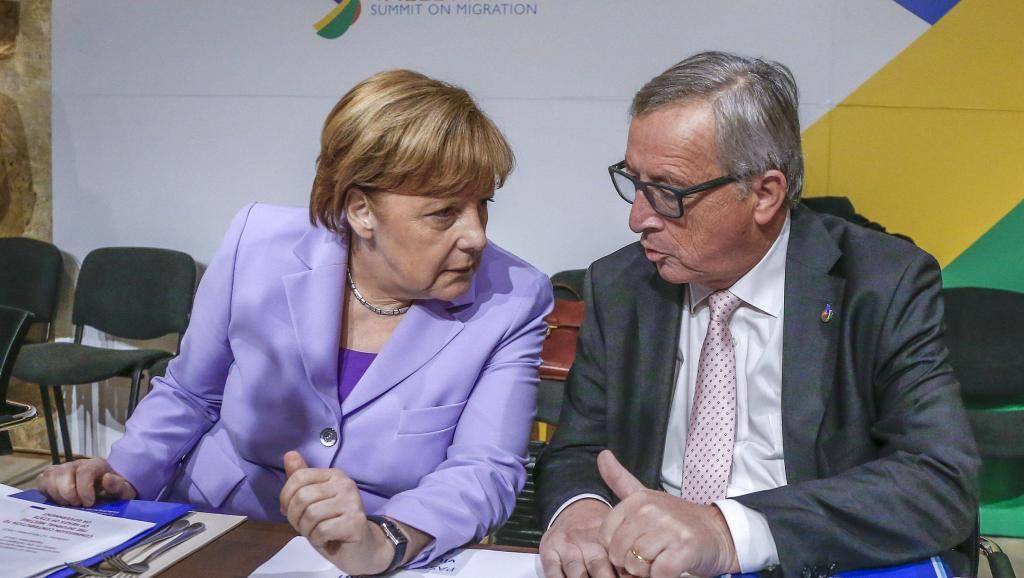 Thủ tướng Đức Angela Merkel và Chủ tịch Ủy ban Châu Âu, Jean Claude Juncker, trong phiên họp thượng đỉnh Âu-Phi về người tị nạn ở Malte. REUTERS/Yves Herman , Isis khủng bố ở paris ngày 13-11-2015