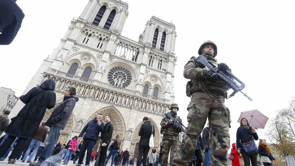 Lính Pháp đi tuần tra ở khu vực Nhà Thờ Đức Bà- Paris, ngày 14/11/2015 REUTERS 