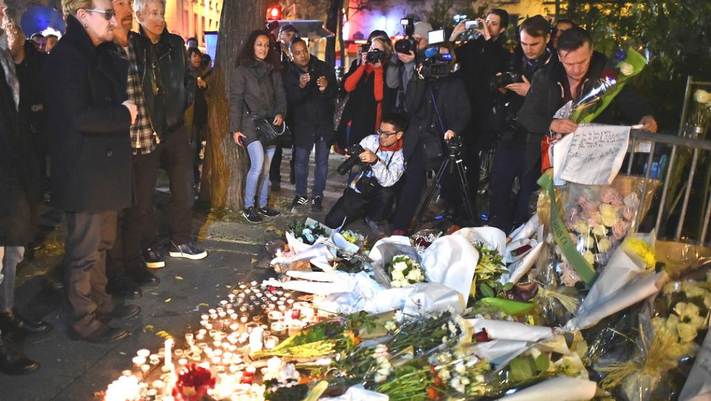 tưởngniệm nạn nhân khủng bố ngày 13-11-2015 ở paris bataclan, rock Ai Len