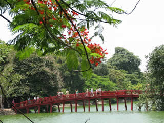 Cầu Thê Húc được xây dựng năm 1865, rùa thần hồ gươm hà nội, hồ hoàn kiếm, nhà thủy tạ, cồn rùa hà nội