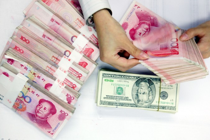 trung cộng sụp đỗ thị trường chứng khoán, chinese stocks extend dramatic decline, A clerk counts stacks of Chinese yuan and U.S. Dollars at a bank in Shangai, China in this photo