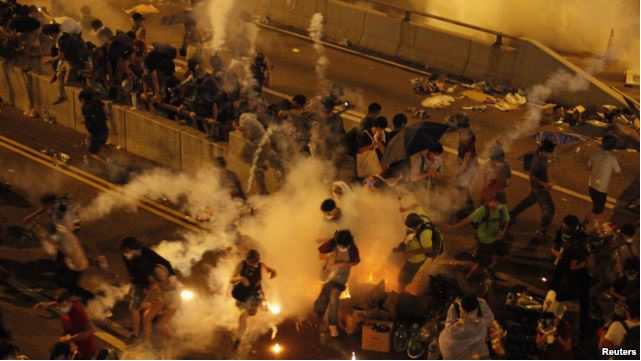 Cảnh sát bắn lựu đạn cay giải tán người biểu tình bên ngoài trụ sở chính quyền Hong Kong, ngày 29 tháng 8, 2014