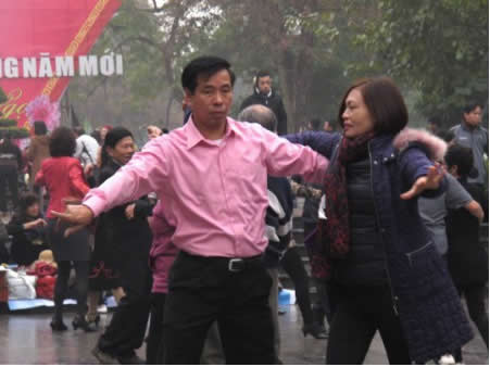 vong quốc no nhảy bài vong quốc vũ, Vietnam deploys dancers to foil protests