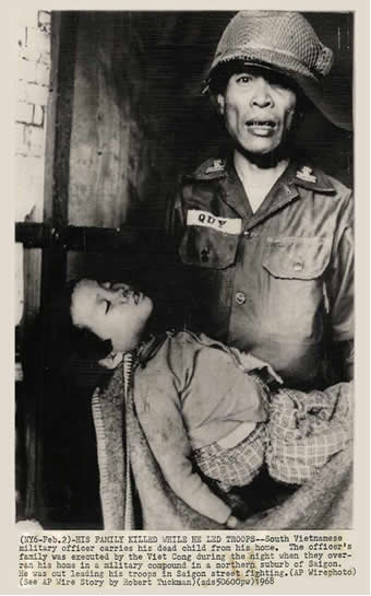 la guerre du viet nam, viet nam war, chiến tranh việt nam, Người cha quân nhân VNCH bồng con mình đã bị giết cùng cả nhà bởi Việt cộng